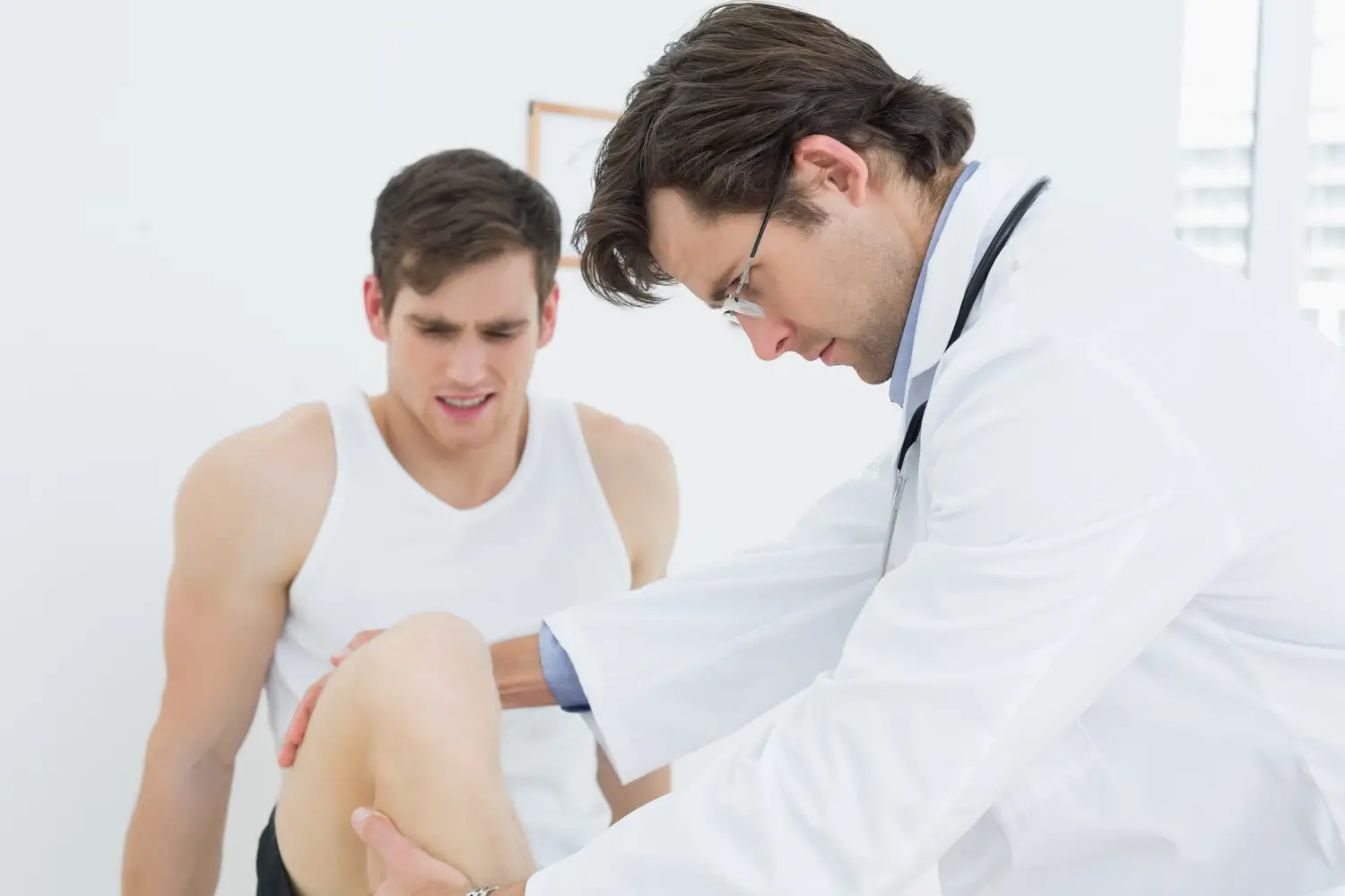 knee doctor checking patient